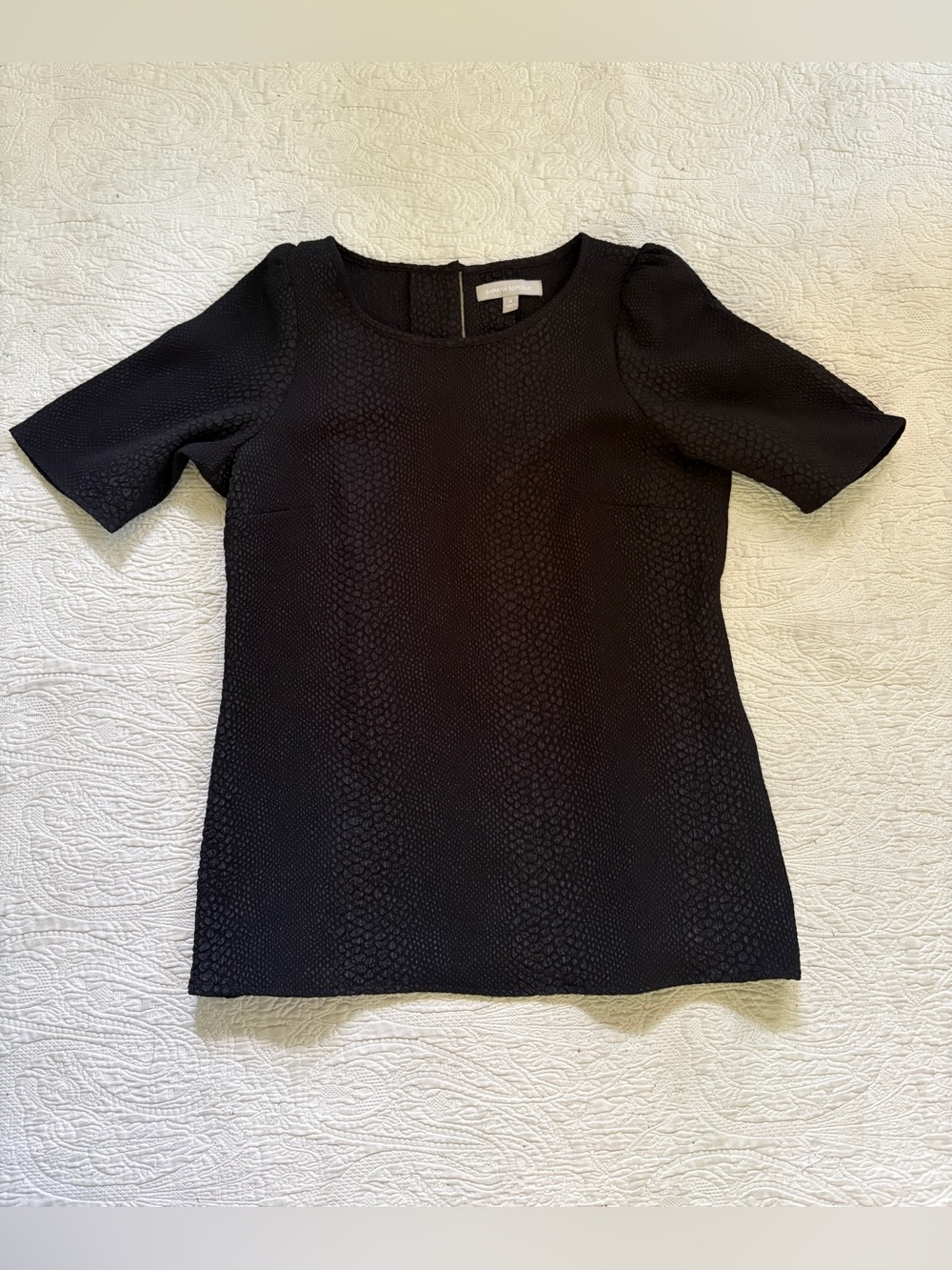 Women’s Banana Republic Classic Black Textured Short-Sleeve Dressy Top - size 6